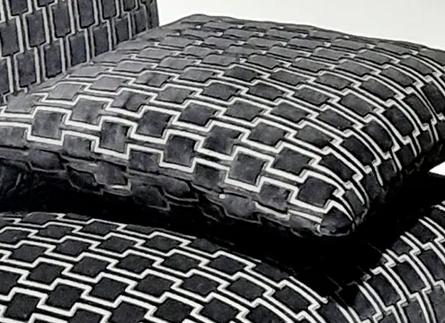 Création et présentation d'un coussin pour un fauteuil habillé avec le tissu d'ameublement Bakerloo, Kirby Design