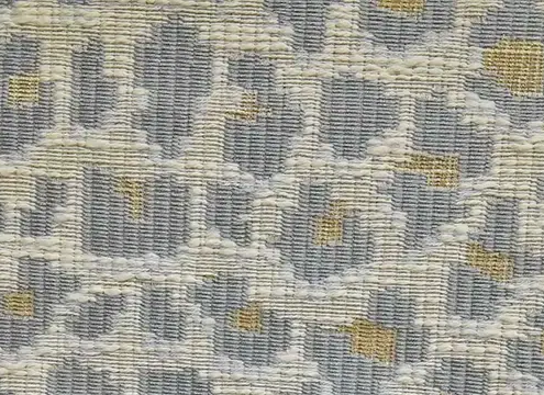 Gros plan sur la maille du tissu Fauve tâchetée de la maison Lelièvre