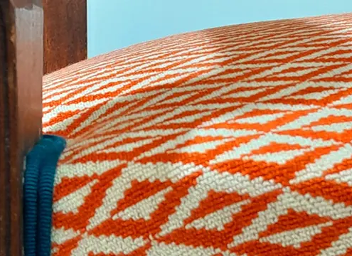 Gros plan sur un fauteuil recouvert par le tissu d'ameublement Origami Collection Lelievre.