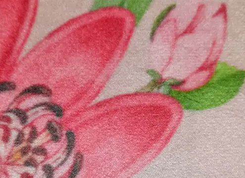 Gros plan sur le tissu Pink Lotus de l'éditeur Clarke & Clarke