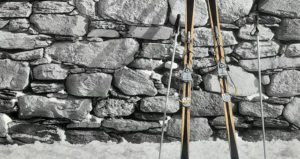 Tissu décoratif à partir d'une photo. Ici, des vieux skis en bois posés sur un mur de pierre, Shibum Design